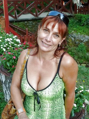 April, femme cougar de 57 ans à Agen