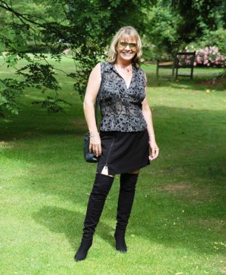 Miriam, femme cougar de 58 ans au Puy-en-Velay