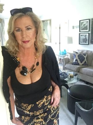 Nora, femme cougar de 45 ans à Anglet